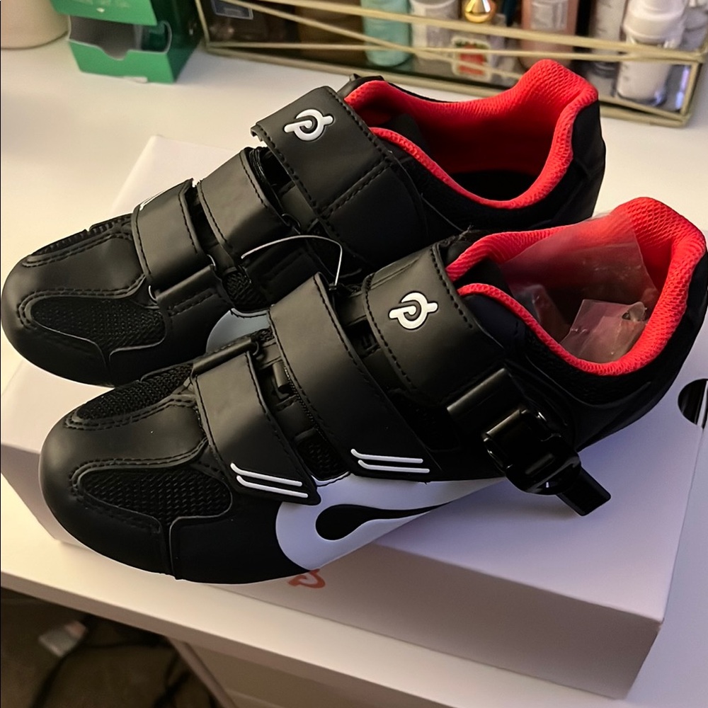 Peloton Black and Red Cycling Shoes size 8 (39)